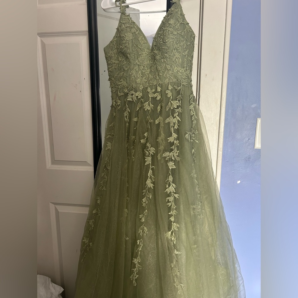 Amazon Green Lace Prom Dress